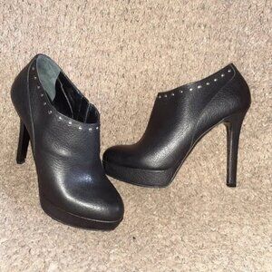 LA CANADIENNE-Black Leather w/Silver Studded Booties/Shooties-Sz 39-Near Mint